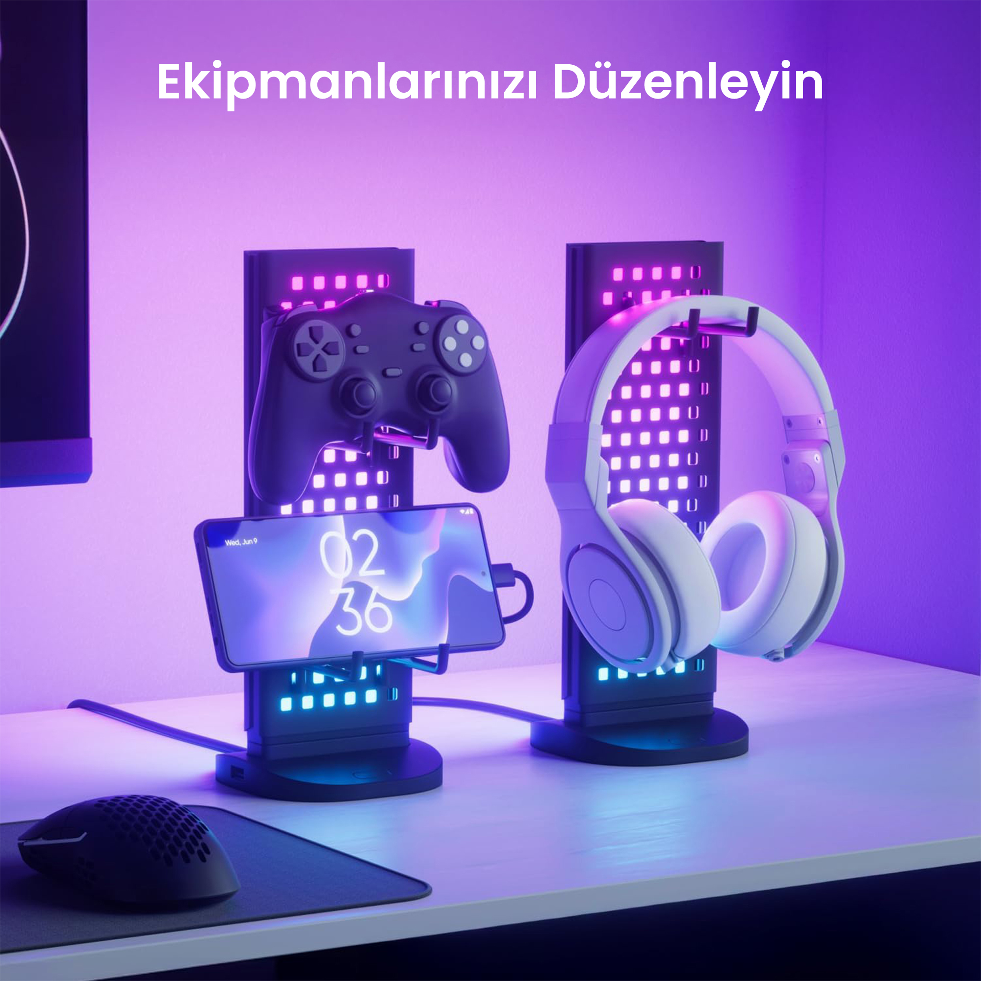 Masa üzerinde siyah kontrolcü, akıllı telefon ve beyaz kulaklık.