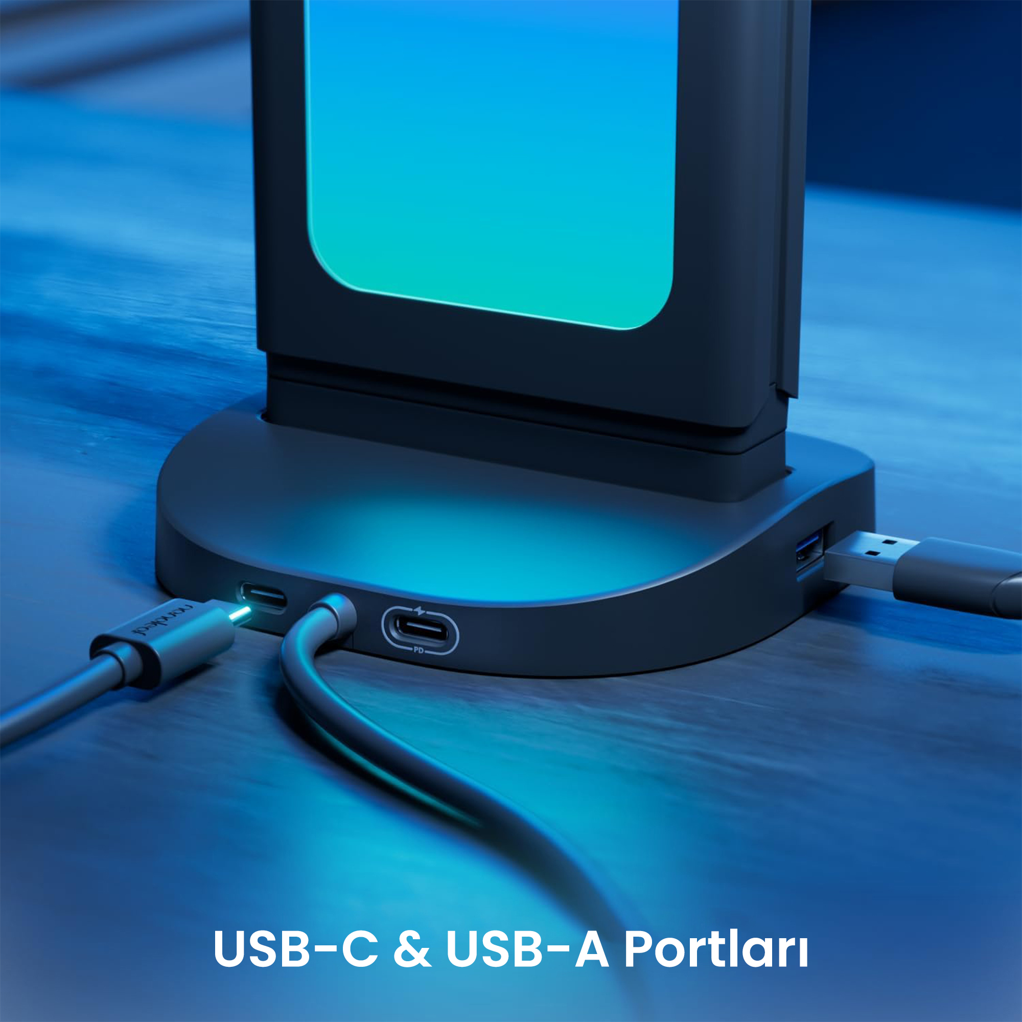 Bir USB-C ve bir USB-A kablosu siyah bir şarj istasyonuna takılı.