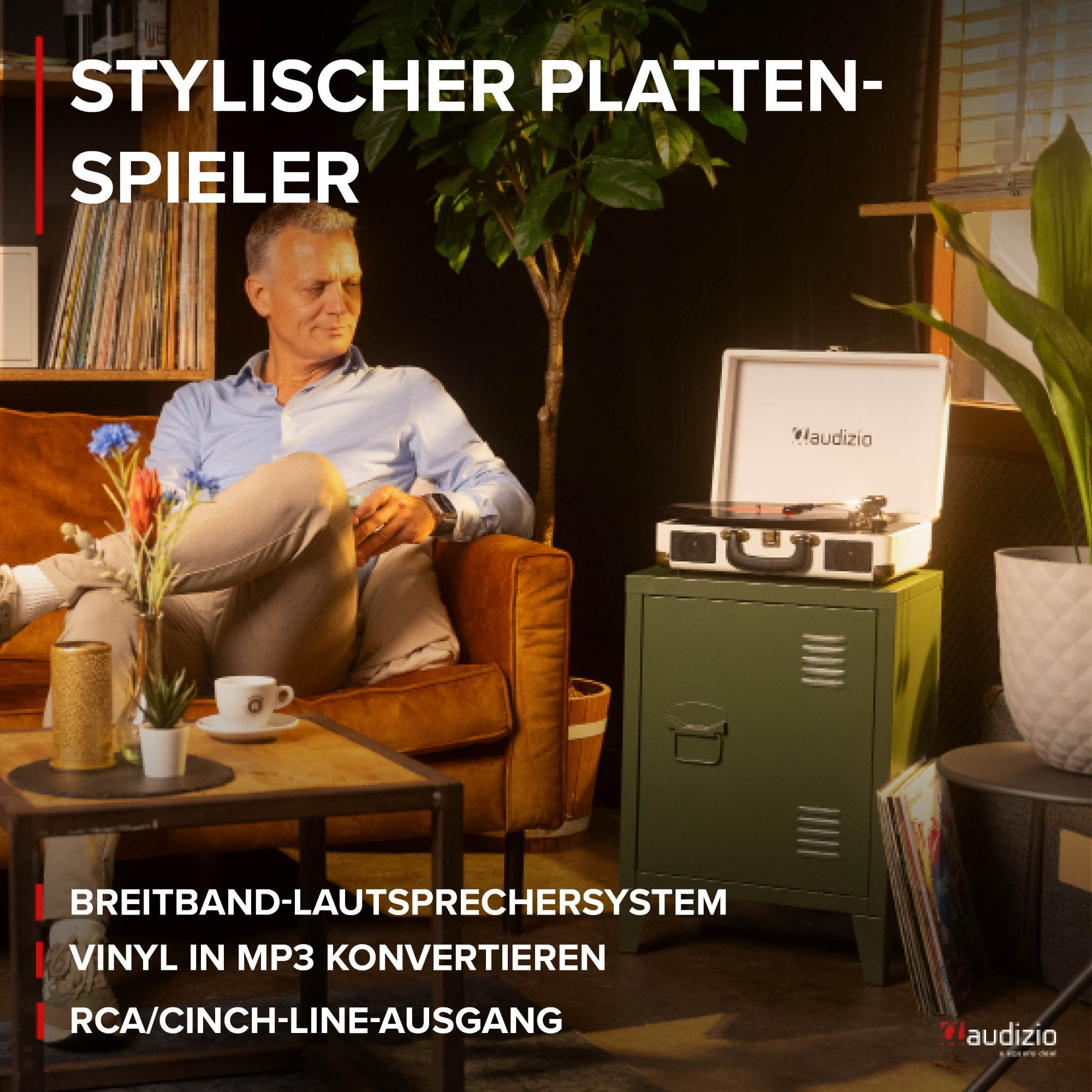 Mann sitzt auf Sofa, Plattenspieler auf grünem Schrank, Pflanzen.