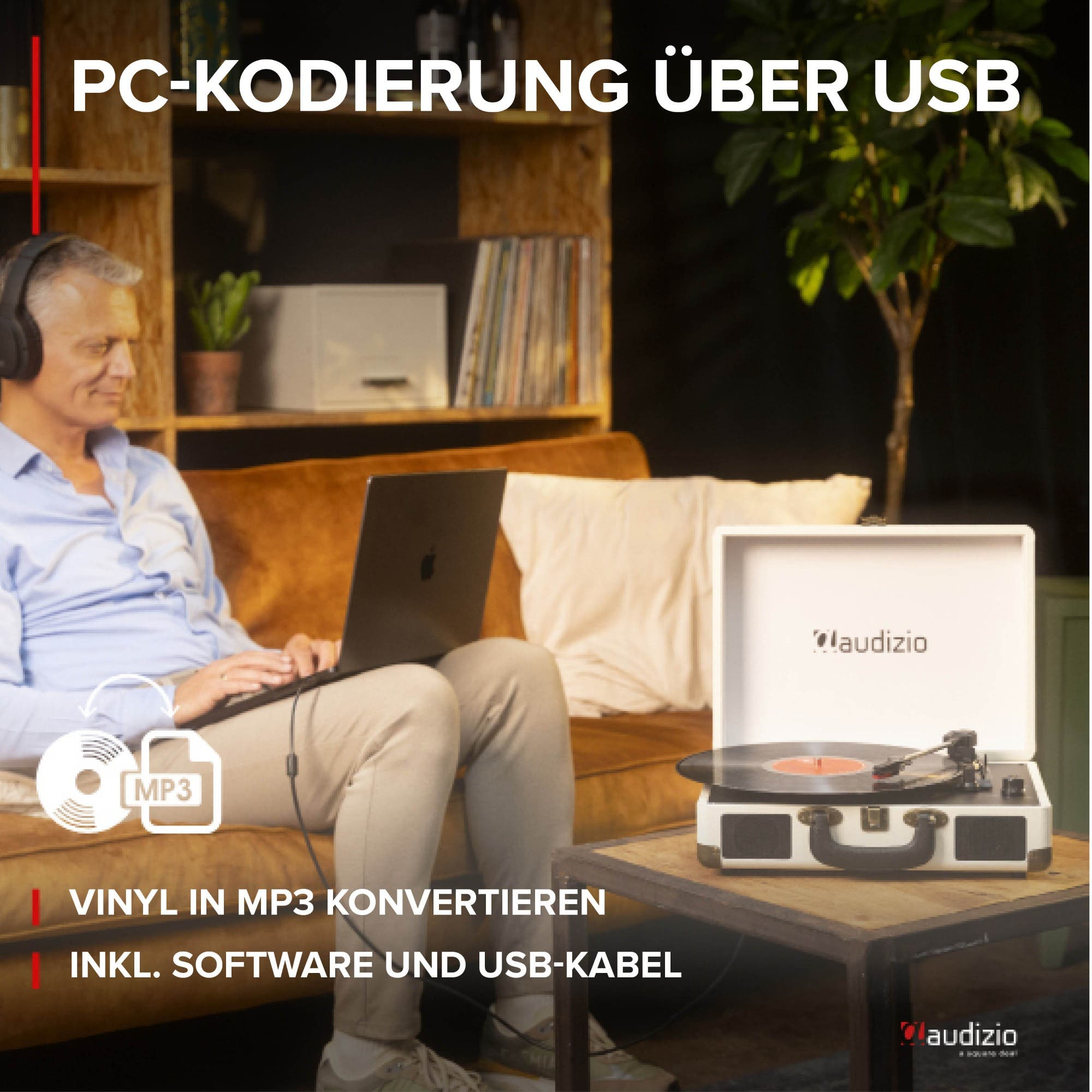 Mann mit Kopfhörern konvertiert Vinyl über Laptop in MP3 mit einem Plattenspieler.