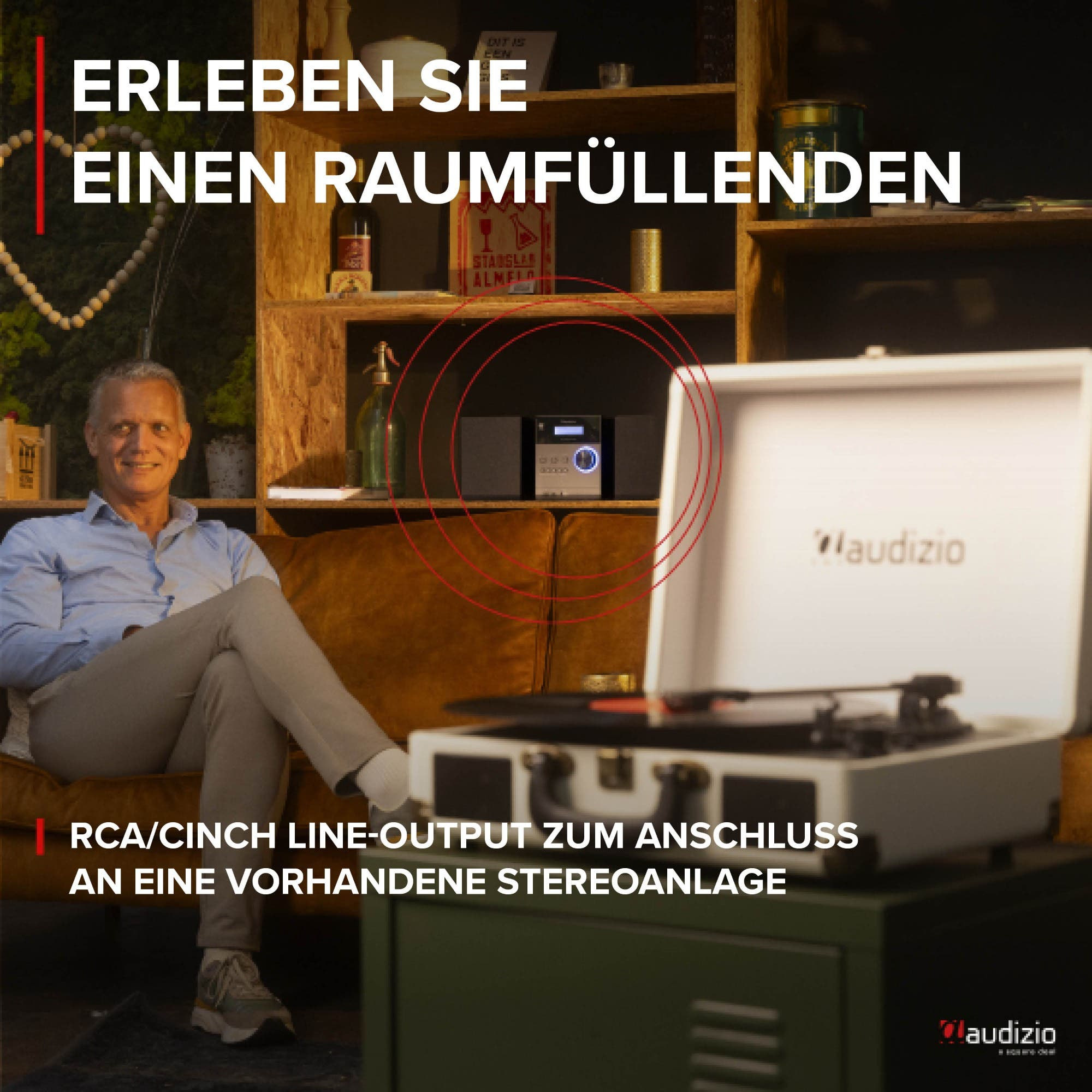 Mann sitzt auf Sofa, Plattenspieler und Stereoanlage im Regal.