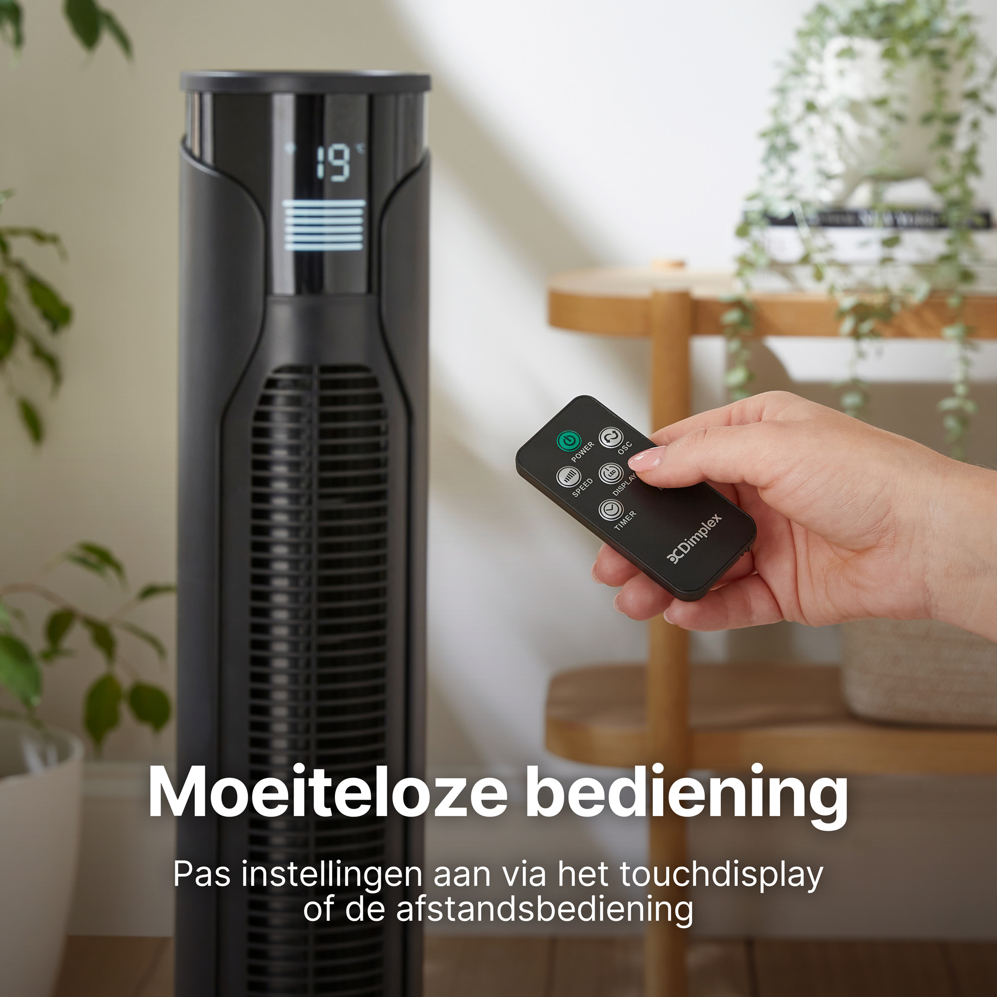 Een zwarte torenventilator met afstandsbediening en verlicht display.