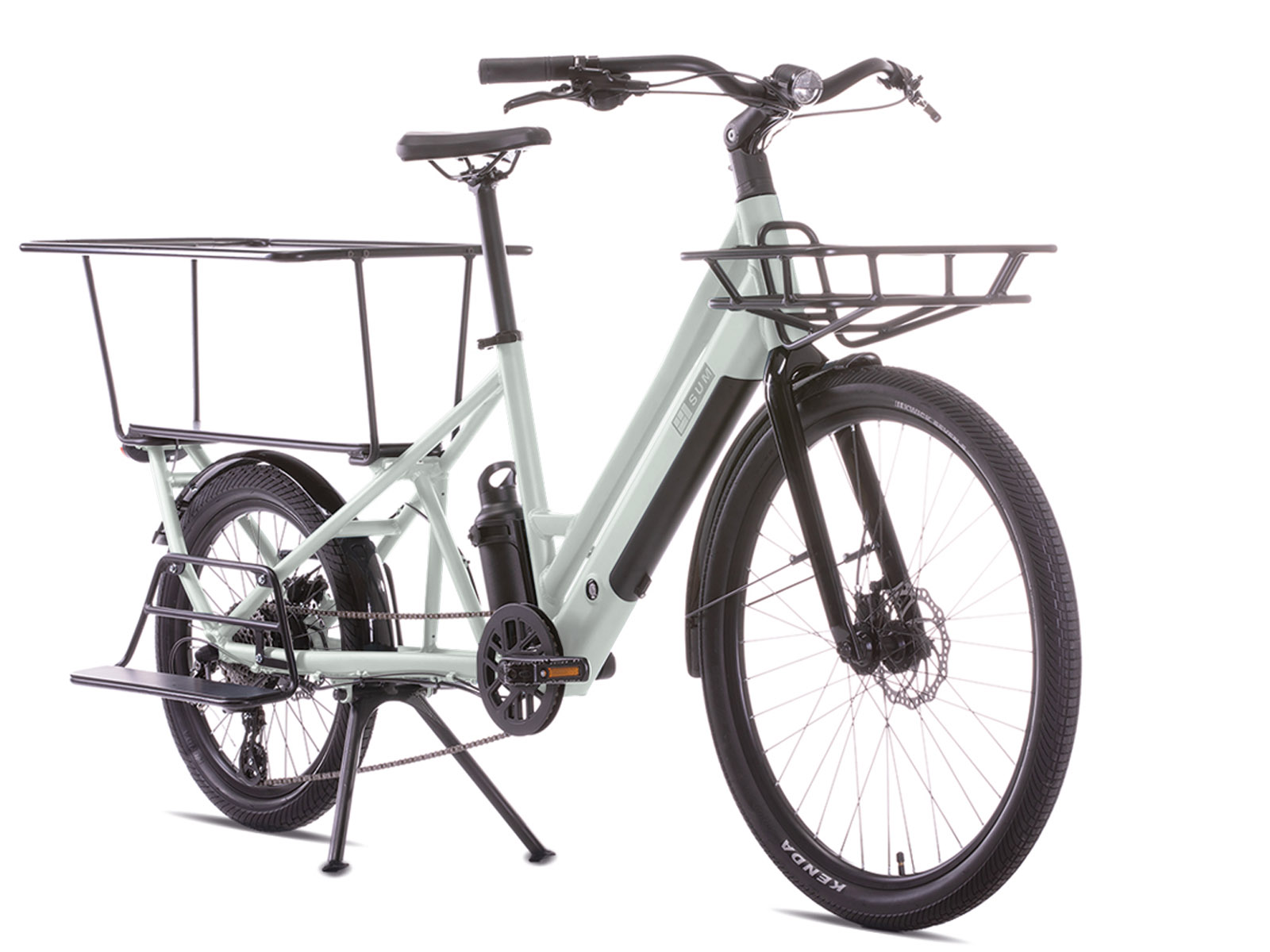 Hellgrünes Lastenrad mit zwei Körben, Gepäckträger hinten und weißem Hintergrund.