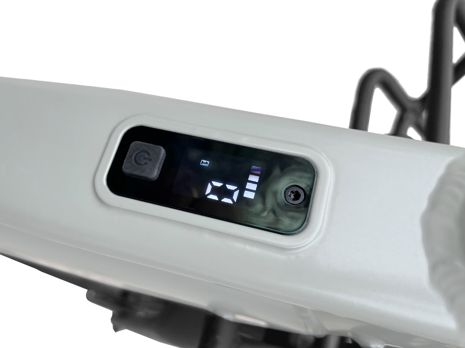 Ein graues Gehäuse mit einem digitalen Display, das einen Ein-/Ausschalter und eine Batterieanzeige zeigt.