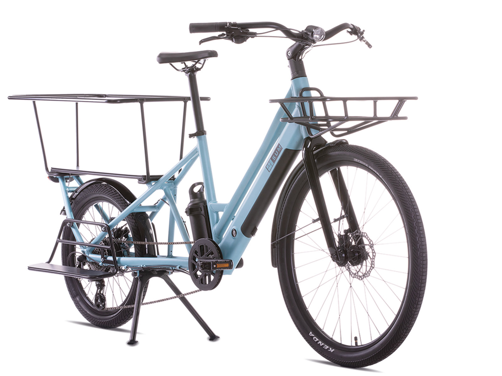 Ein hellblaues Lastenfahrrad mit vorderem und hinterem Gepäckträger, weißer Hintergrund.
