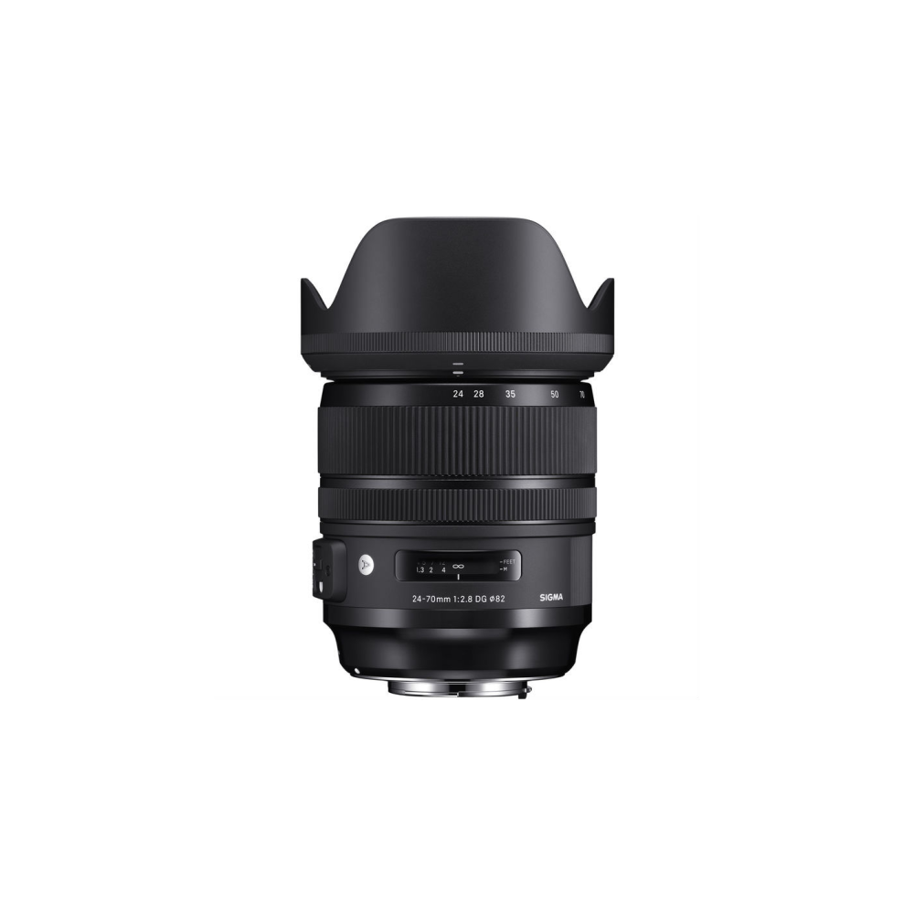 Obiettivo Sigma 24-70mm f/2.8 DG nero con paraluce e indicatori dell'anello zoom.