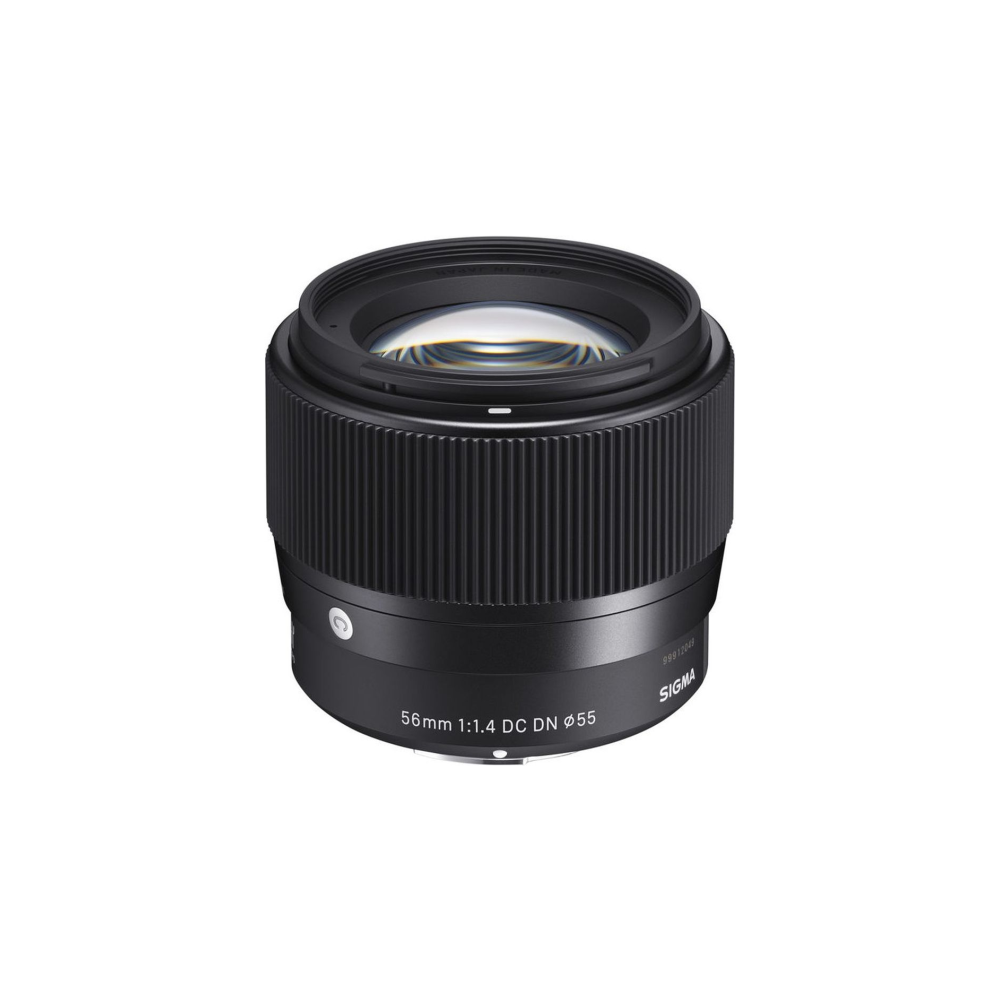 Een zwarte Sigma 56mm 1:1.4 DC DN lens met een geribbelde vatting.
