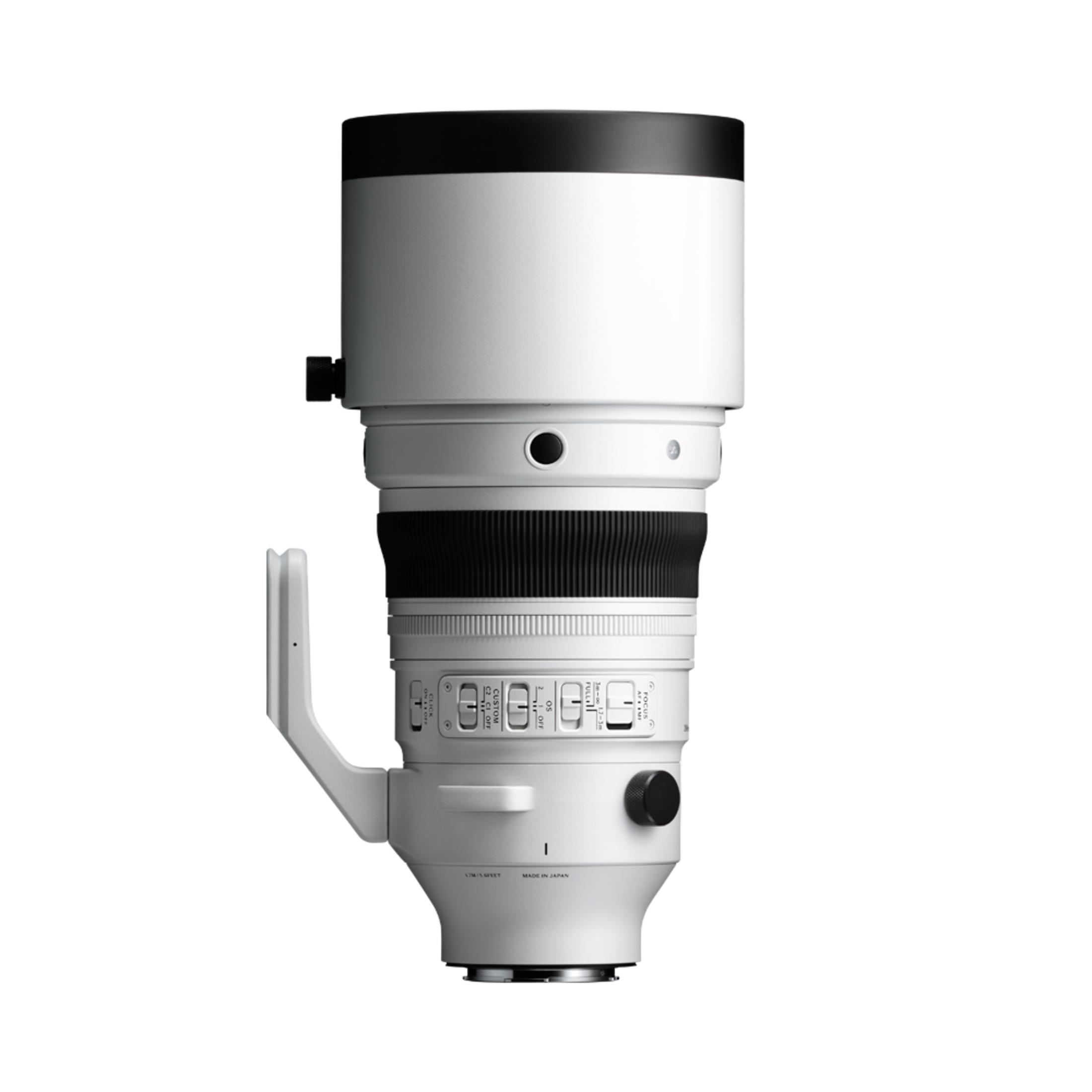 Witte telelens met zwarte ring bovenop, zoomring en bedieningselementen. Gemaakt in Japan.