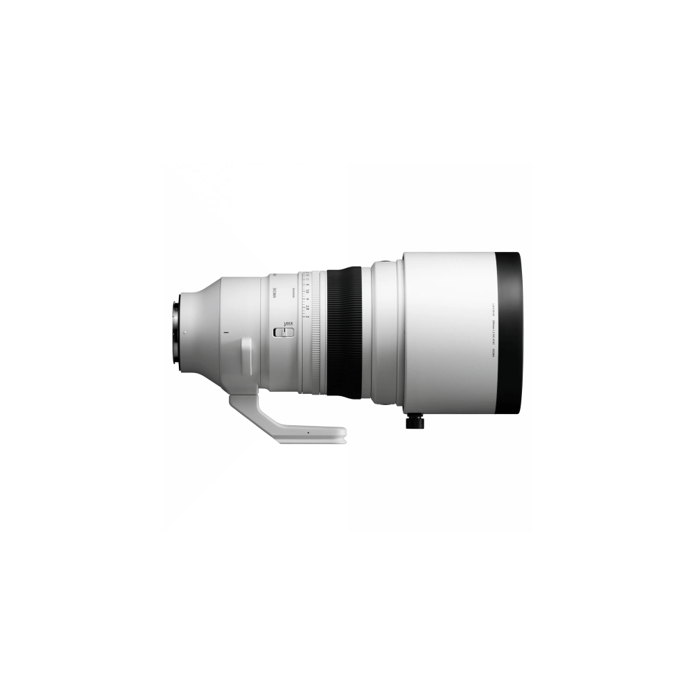 Een witte lens met een zwarte ring en zilveren scherpstelring, op witte achtergrond.
