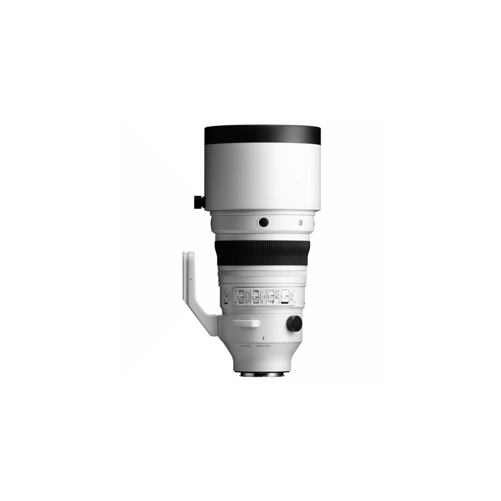 Een witte telelens met een zwarte ring en handgreep.