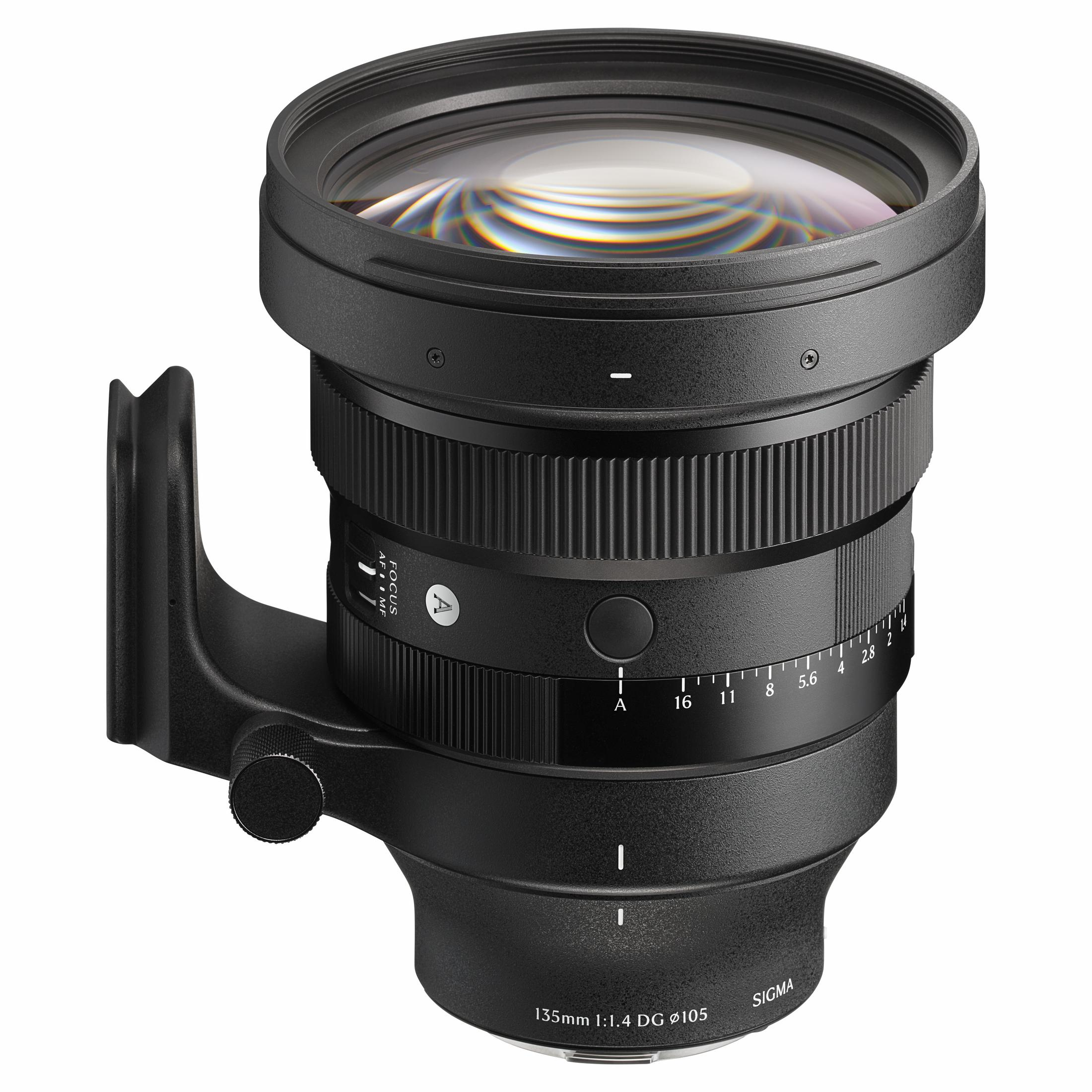 Een zwarte Sigma 135mm 1:1.4 DG lens met scherpstelring en statiefkraag.