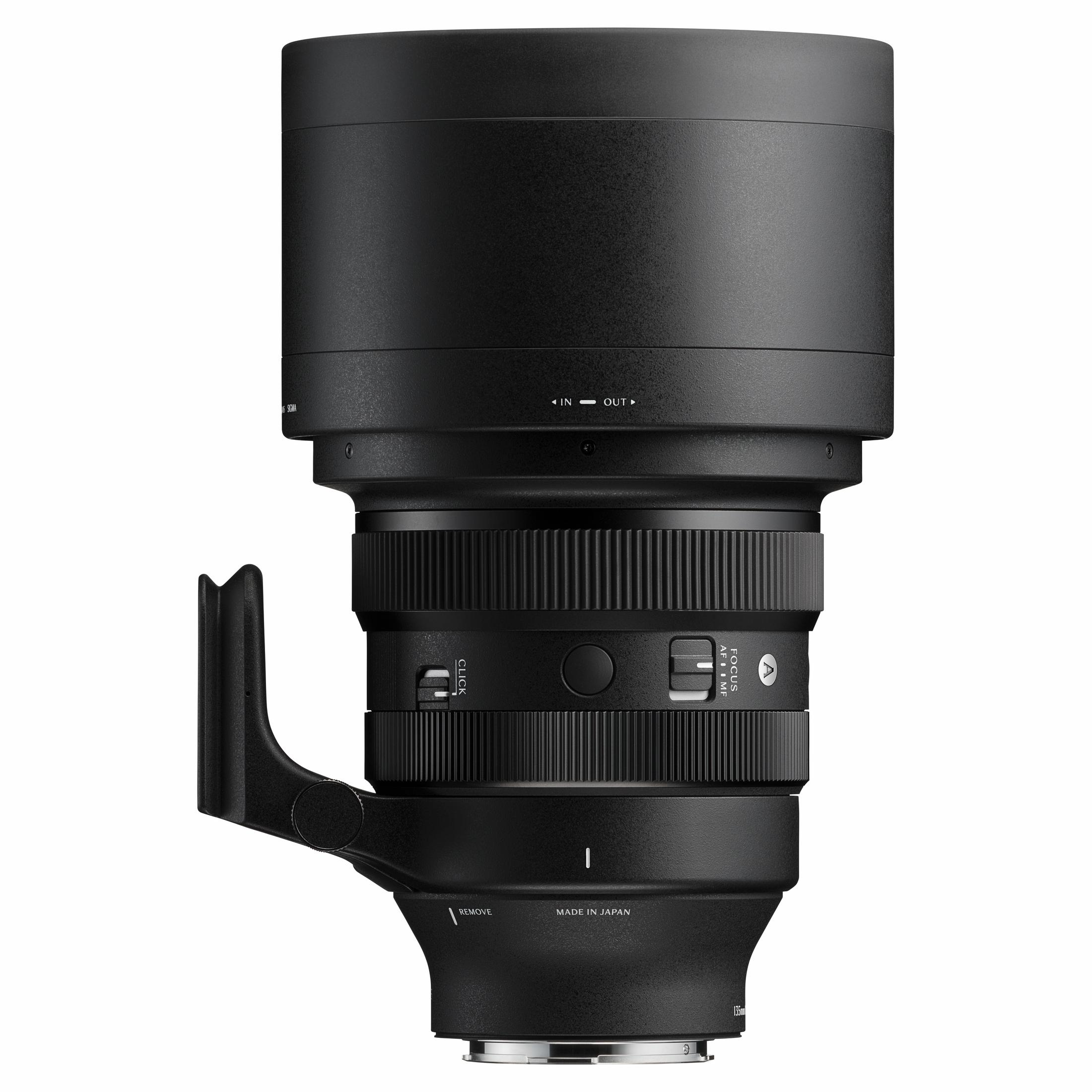 Zwarte Sigma lens met scherpstelring, zoomring en statiefkraag. Gemaakt in Japan.