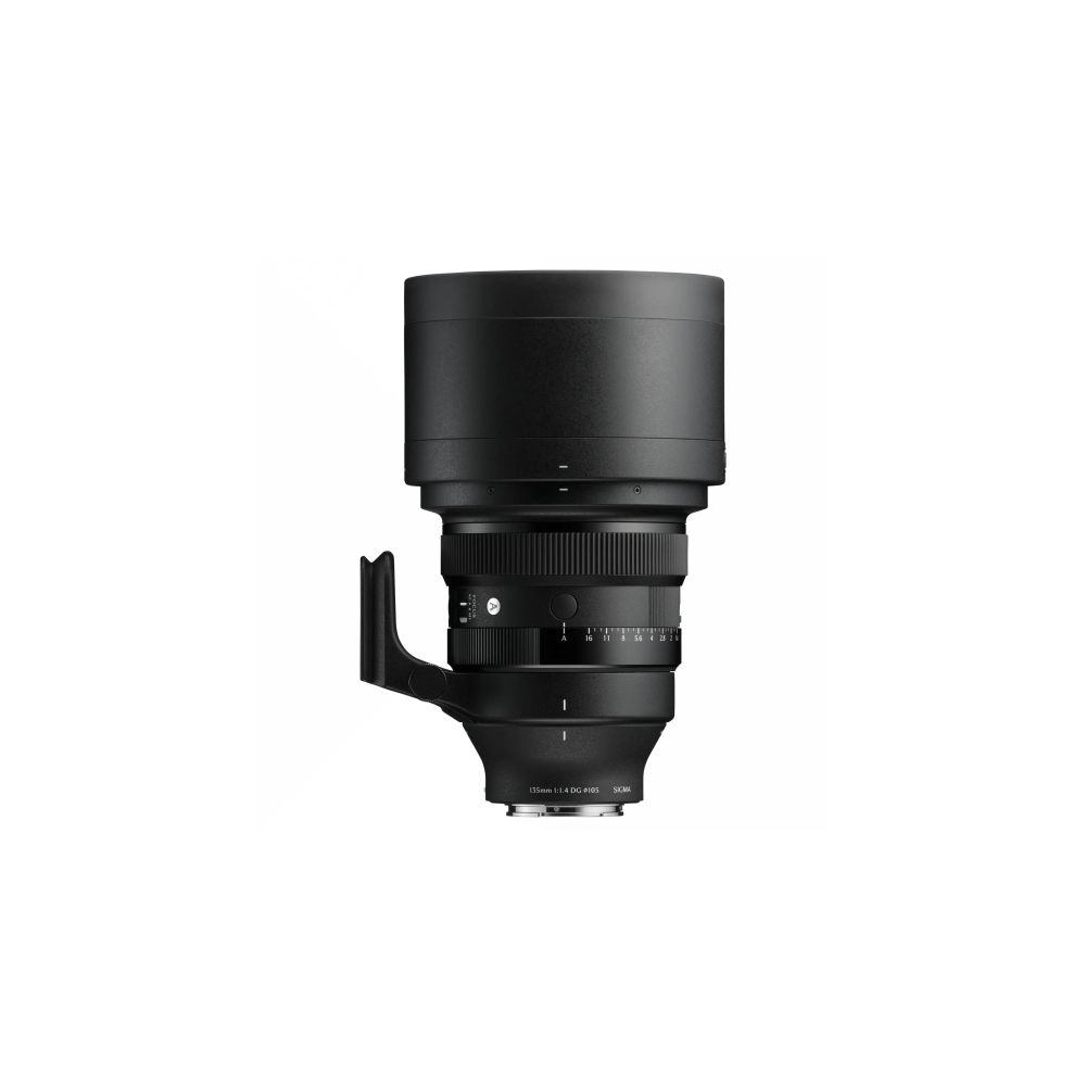 Een zwarte Sigma 135mm f/1.4 DG DN Art lens met zilveren markeringen.