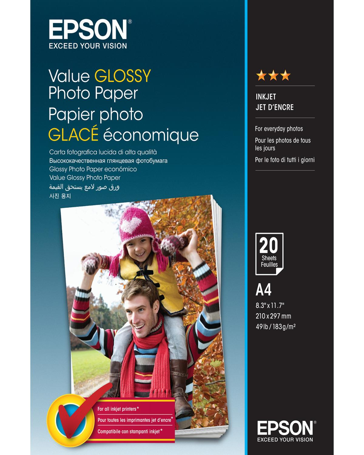 Mann trägt Kind auf Schultern. Epson Wert-Fotopapier-Verpackung.