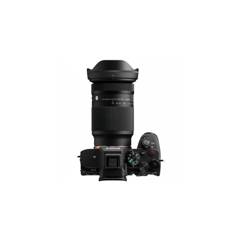 Fotocamera Sony Alpha A7 III nera con obiettivo Sigma 20-200mm.