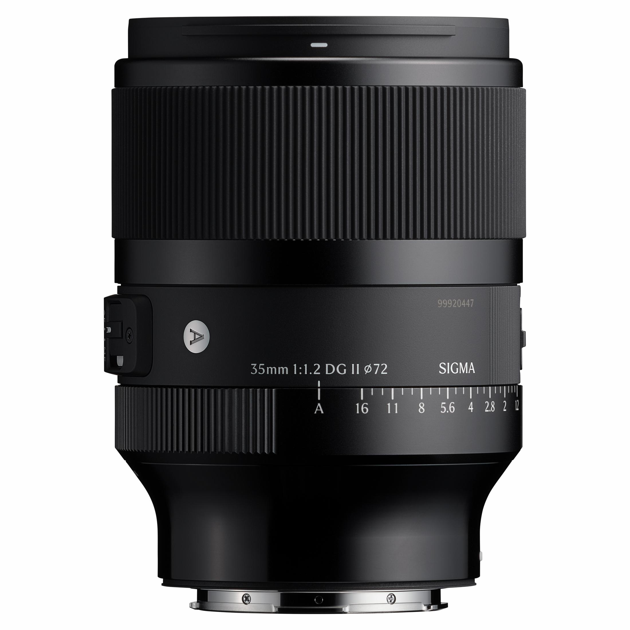 Een zwarte Sigma 35mm 1:1.2 DG II lens met zilveren en witte markeringen.