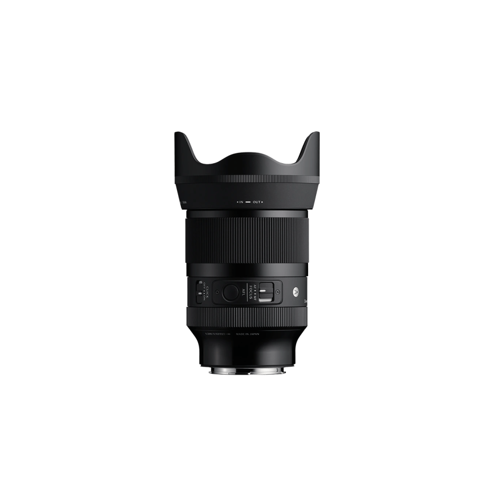 Zwarte cameralens met zonnekap en scherpstelringen, op witte achtergrond.
