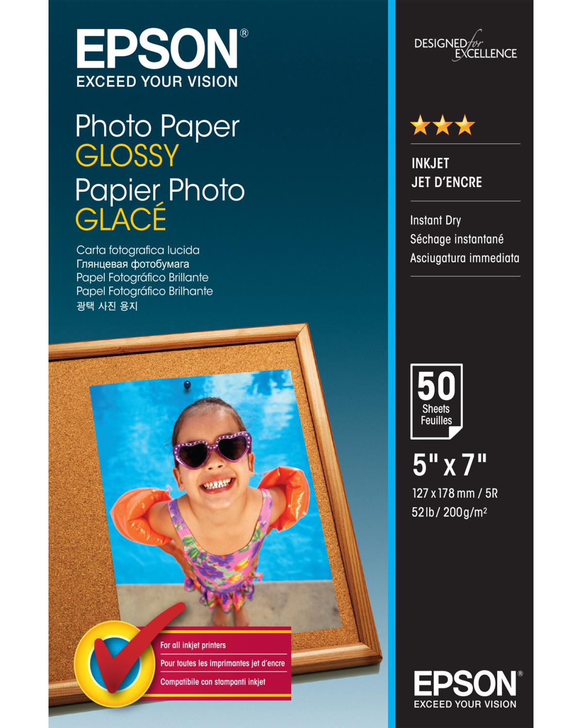 Epson glänzendes Fotopapier mit lächelndem Mädchen in Badebekleidung am Pool.