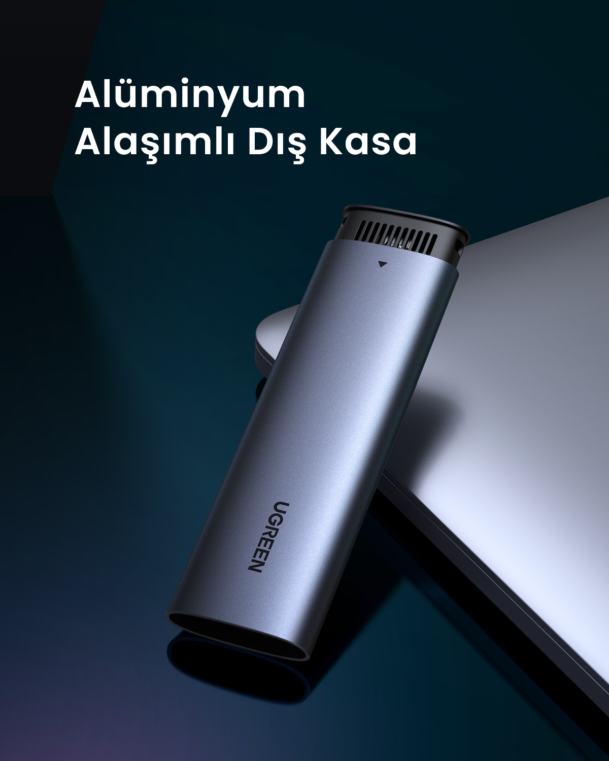 Ein silberner Aluminium-Außengehäuse mit Lüftungsschlitzen und dem UGREEN-Logo.