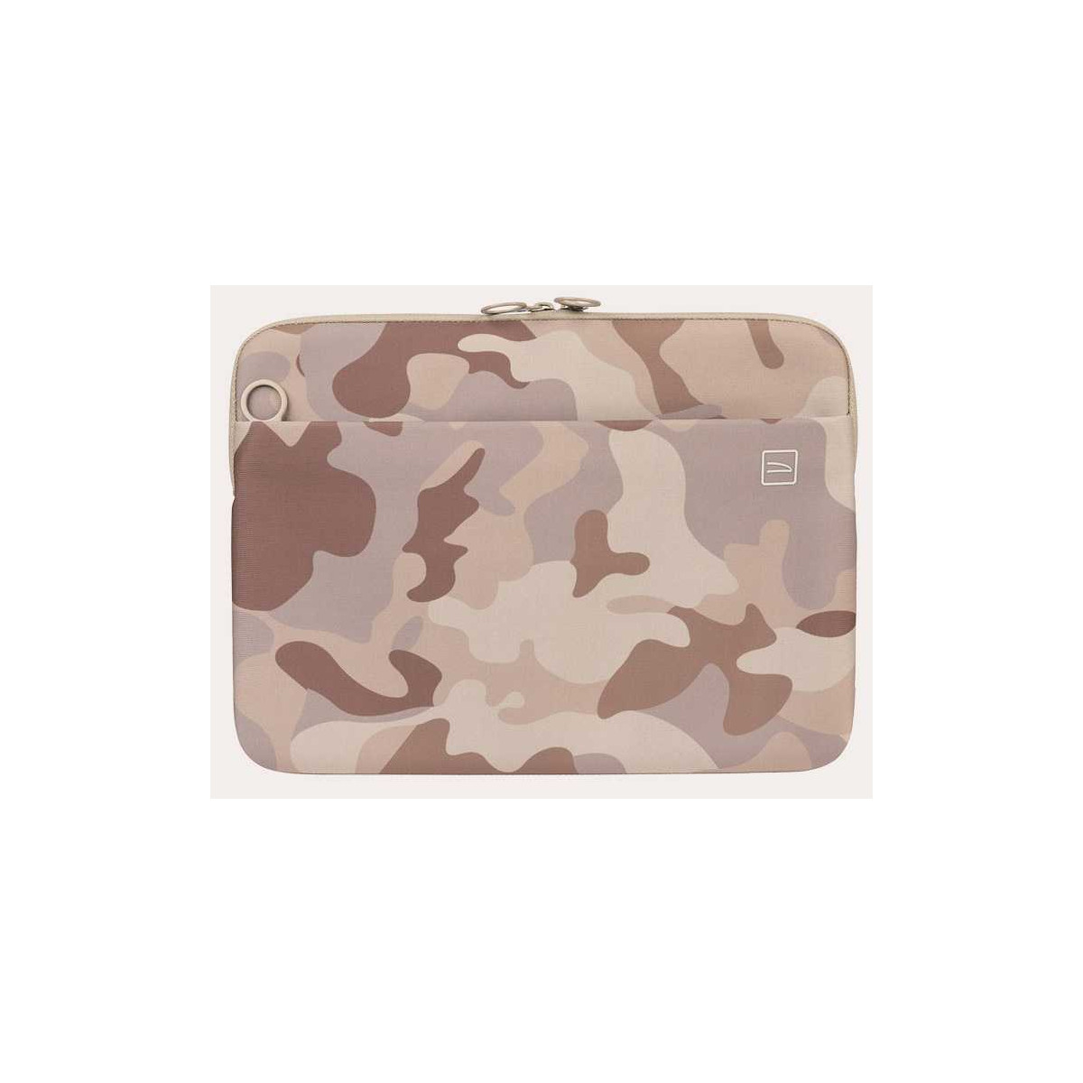 Una funda para portátil con estampado de camuflaje en tonos beige y marrón, con cremallera.