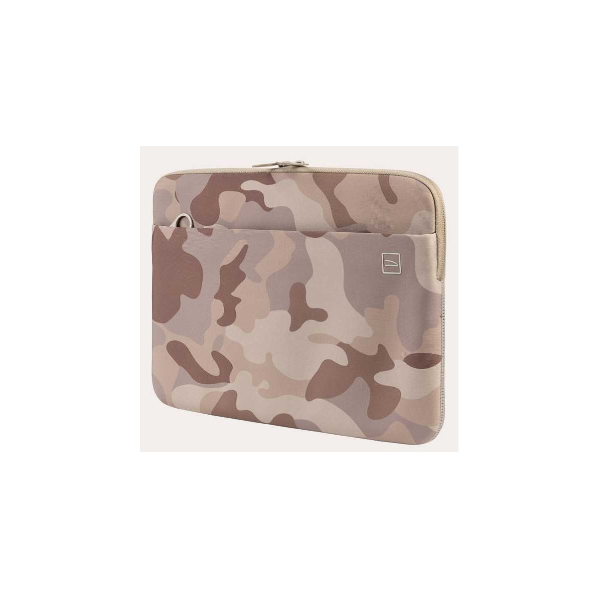 Una funda de portátil de camuflaje con cremallera y un pequeño logo.