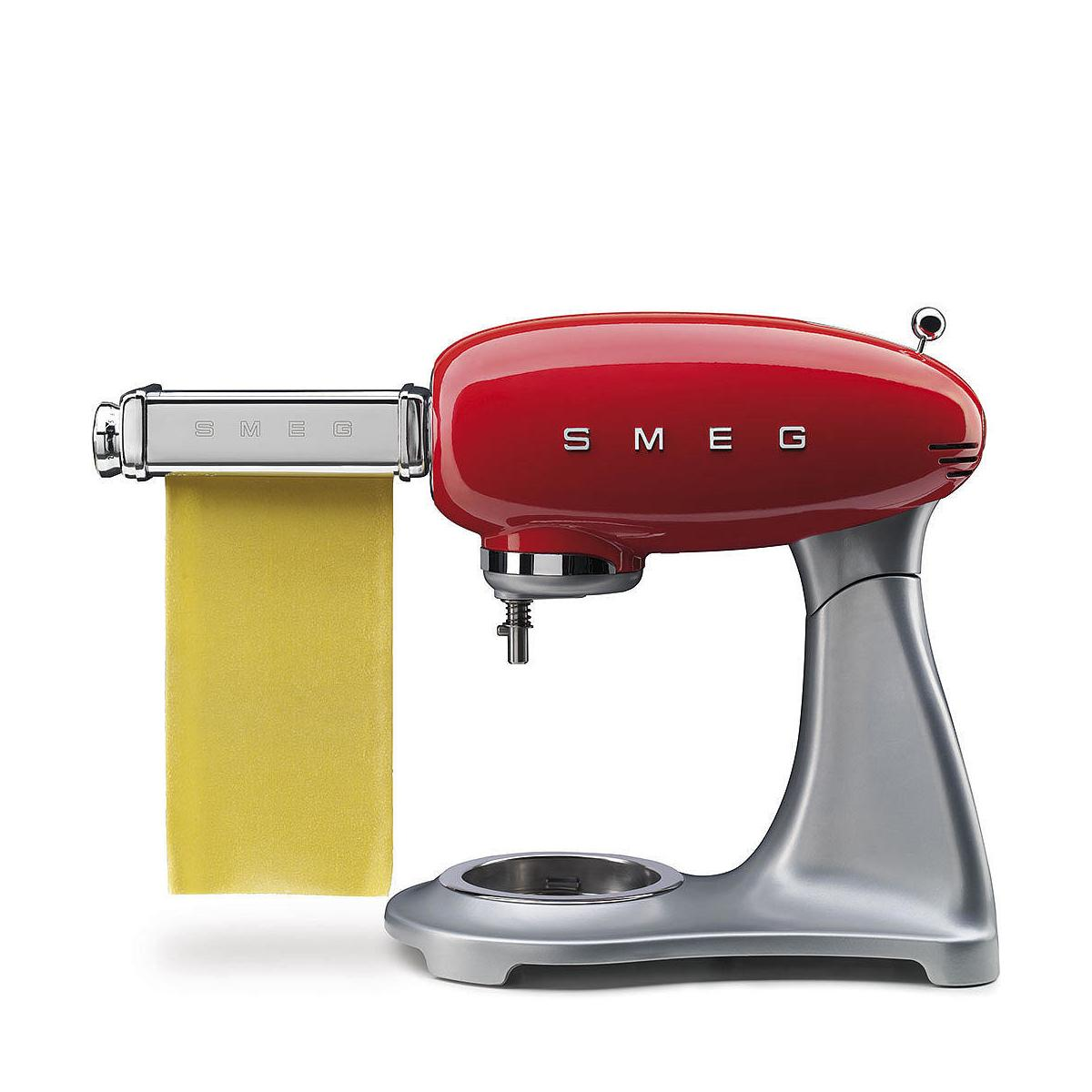 Ein roter SMEG-Standmixer mit silberner Basis und einem Teigwalzenaufsatz, der einen gelben Teig ausgibt.
