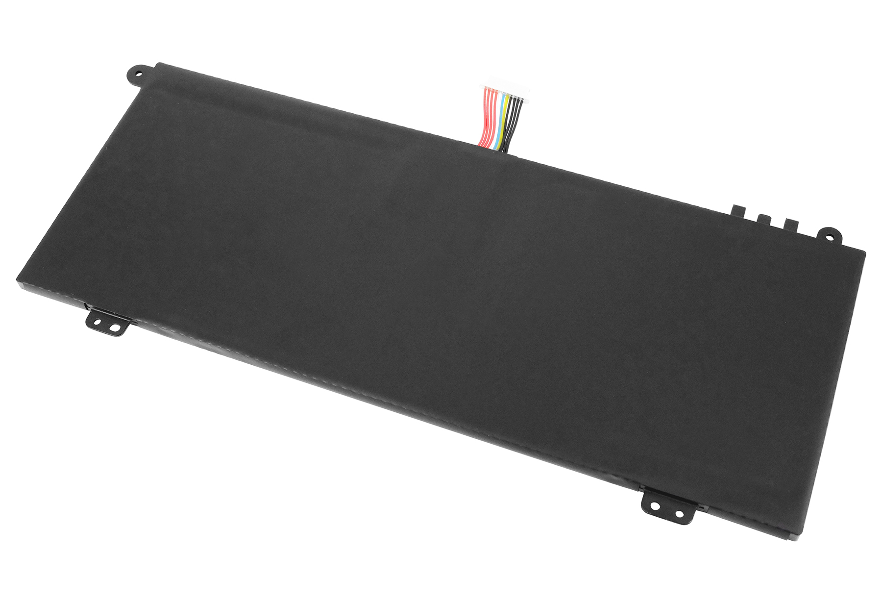 Ein flacher, schwarzer Laptop-Akku mit Kabeln, isoliert auf weißem Hintergrund.