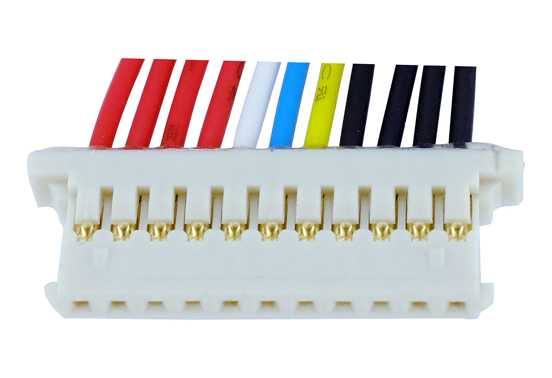 Ein weißer Stecker mit vielen bunten Kabeln: rot, weiß, blau, gelb und schwarz.