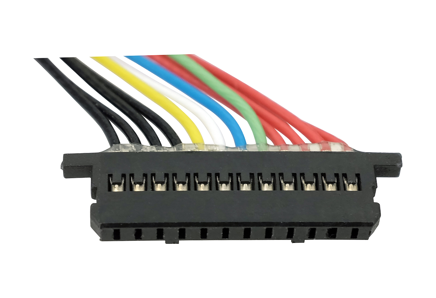 Schwarze, gelbe, weiße, blaue, grüne und rote Kabel, die in einen schwarzen Stecker führen.