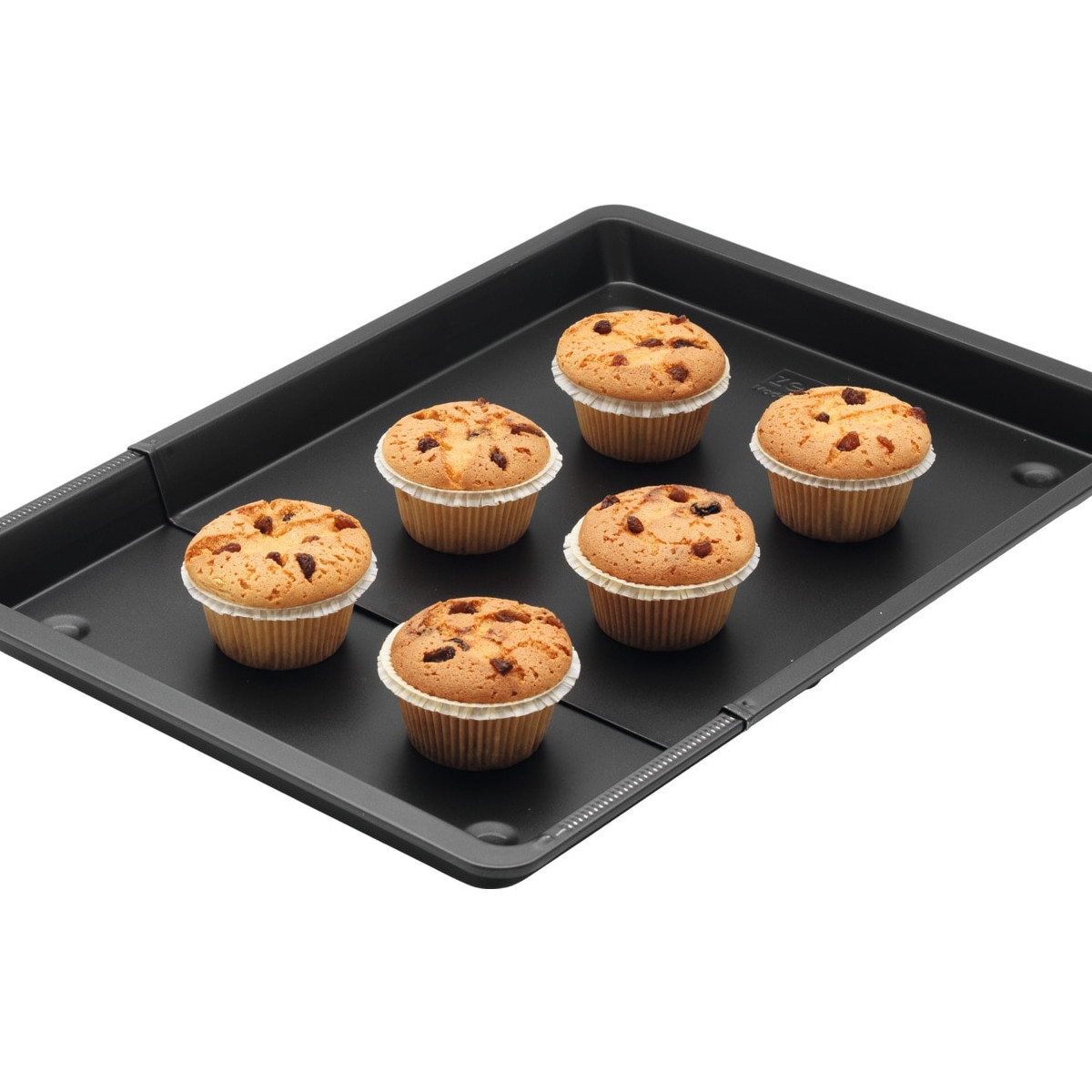 Sei muffin appena sfornati con uvetta su una teglia nera.