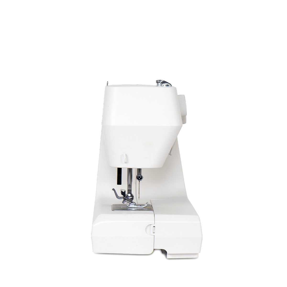 Machine à coudre blanche de profil, avec aiguille et pied presseur.
