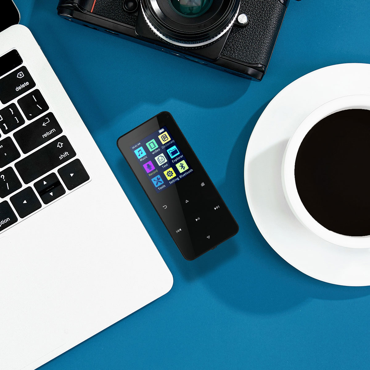 Ein Laptop, ein MP3-Player, eine Kamera und eine Kaffeetasse auf blauem Hintergrund.