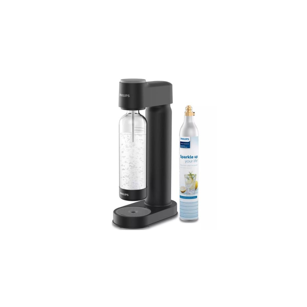 Schwarzer Wassersprudler mit einer gefüllten Flasche und einer CO2-Kartusche daneben.