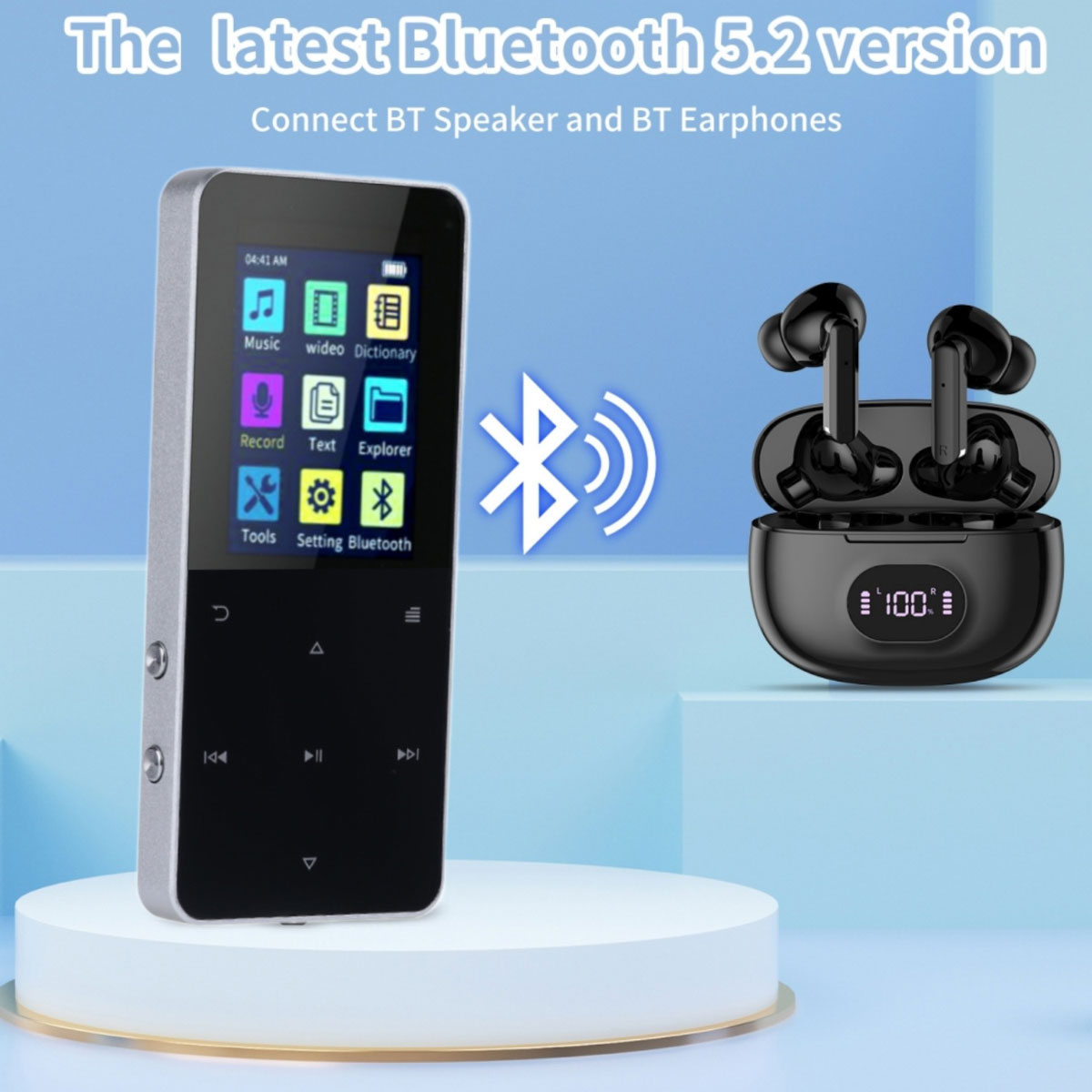 Ein silberner Musikplayer mit Bluetooth-Symbol und schwarzen Ohrhörern in einer Ladehülle.