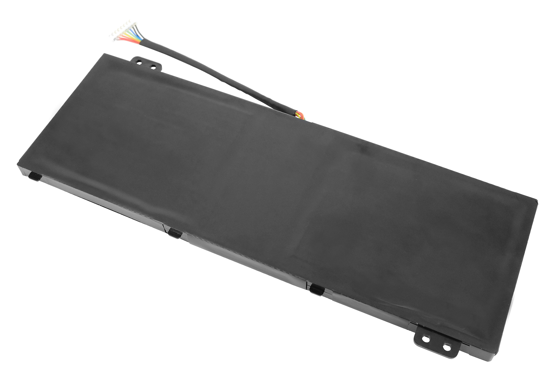 Schwarzer Laptop-Akku mit Kabel und Steckern, isoliert auf weißem Hintergrund.