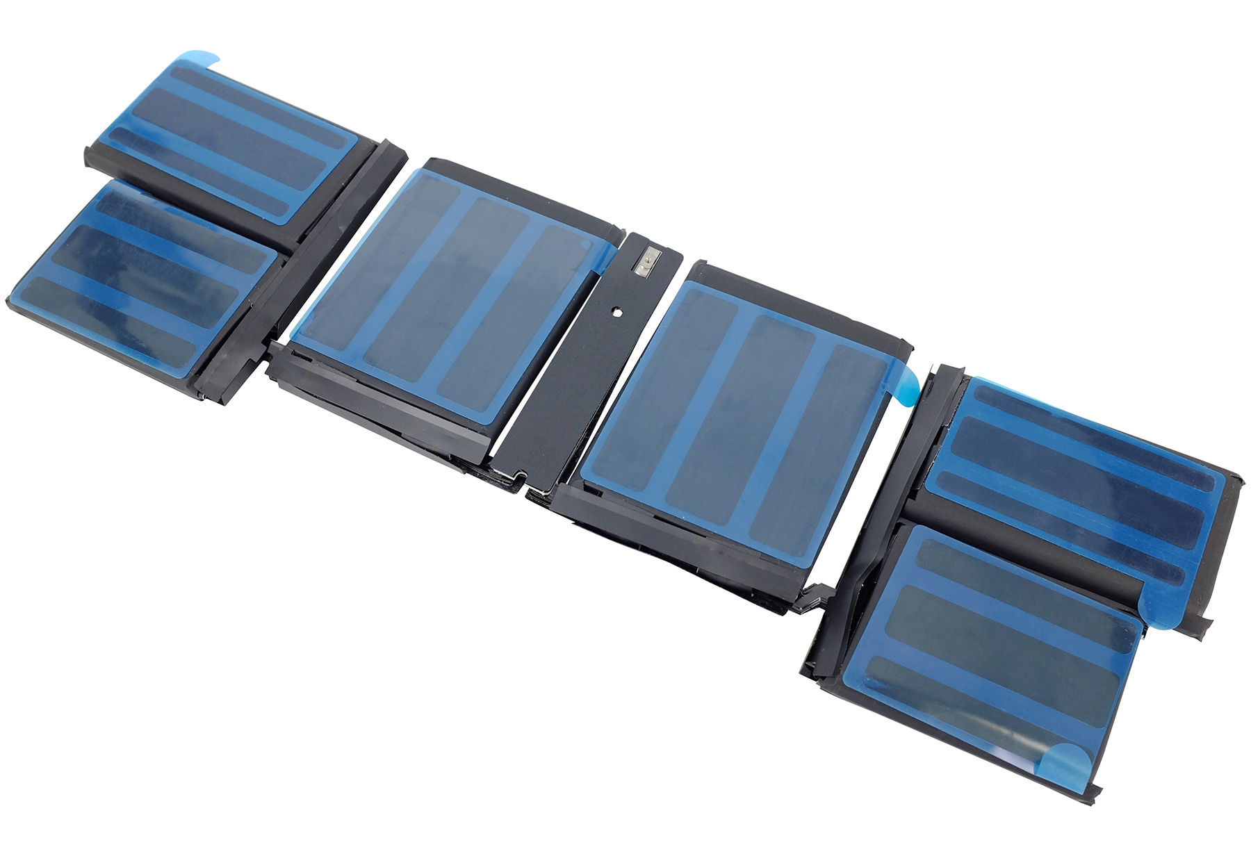 Ein Laptop-Akku mit blauen Schutzfolien und schwarzen Verbindungen auf weißem Hintergrund.