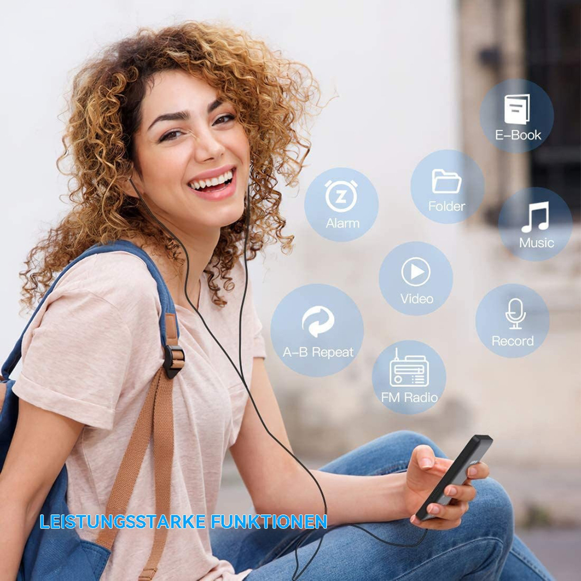 Eine Frau mit lockigen Haaren hört Musik über Kopfhörer und hält ein Handy.