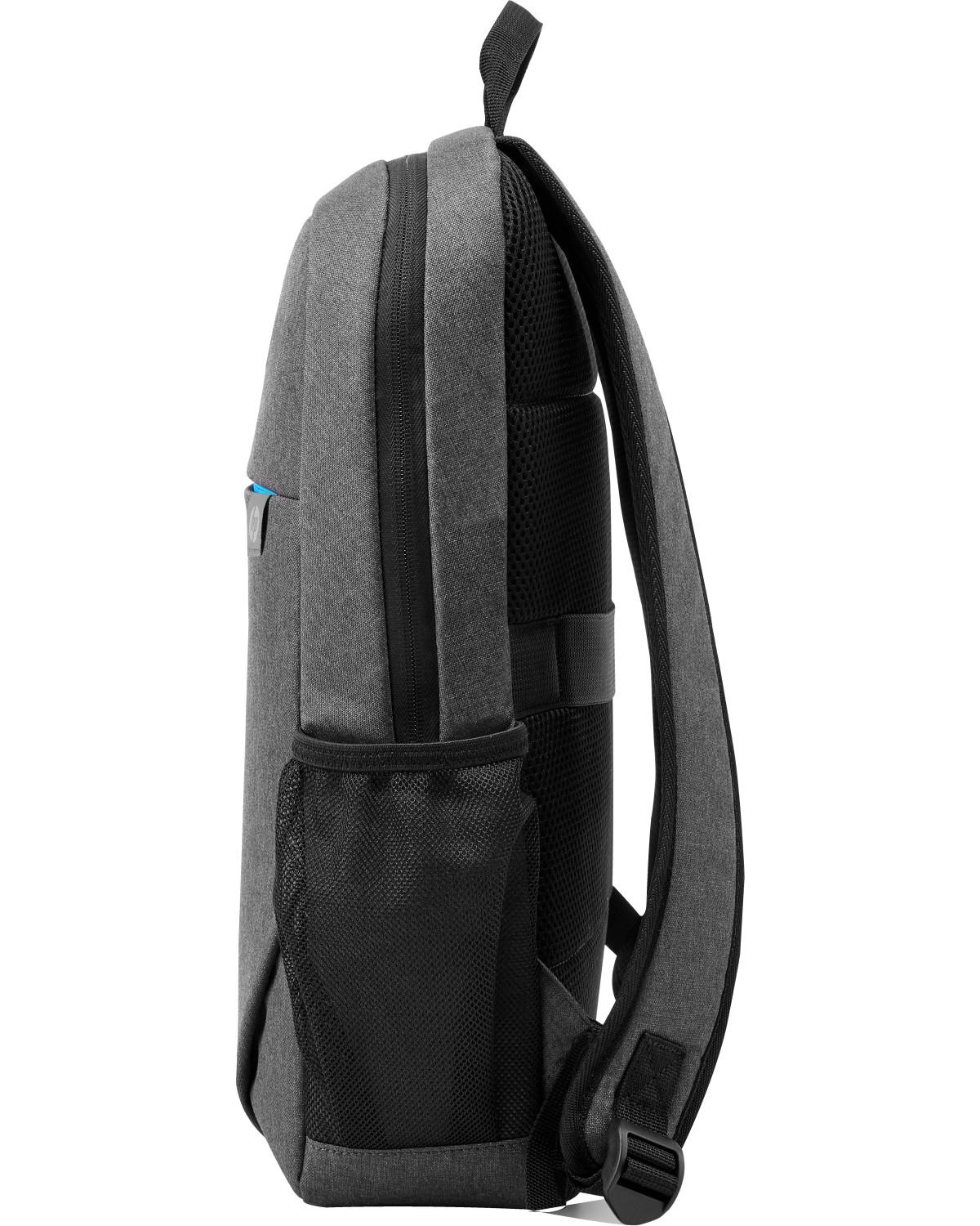 Mochila gris con bolsillos laterales de malla negra y correas acolchadas.