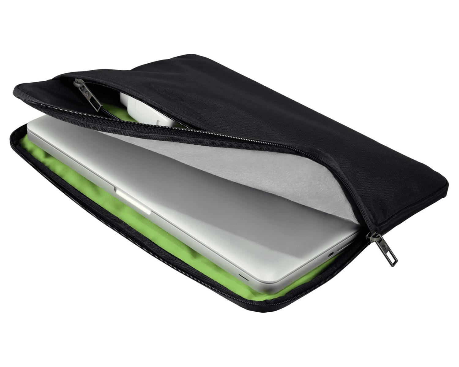 Un laptop viene fatto scivolare in una custodia nera con fodera verde.