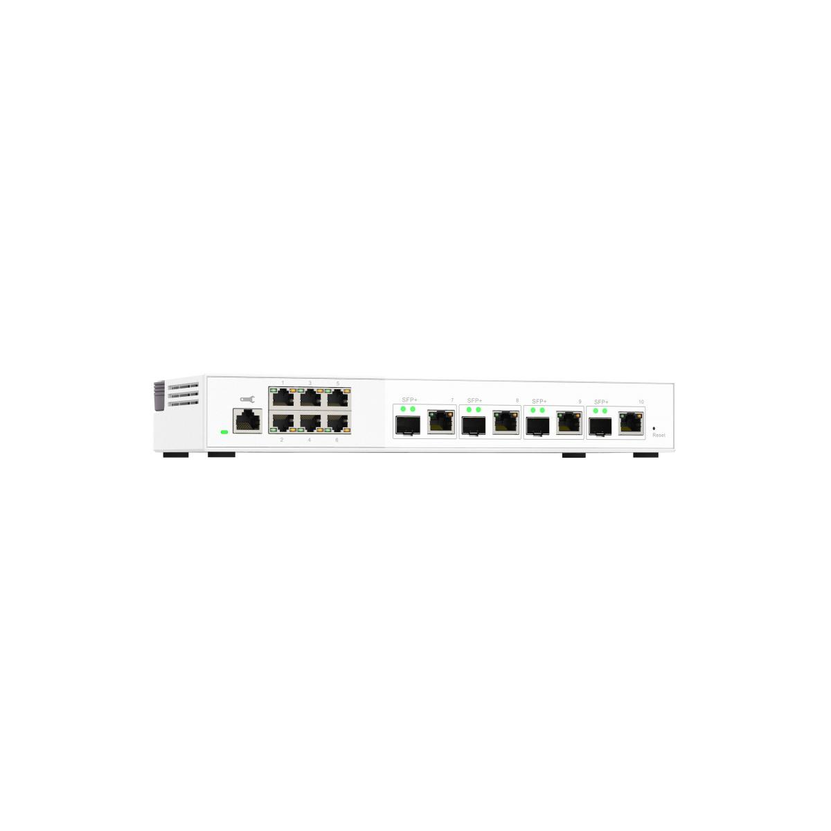 Uno switch di rete bianco con più porte Ethernet e SFP+. Alcune porte hanno spie verdi.