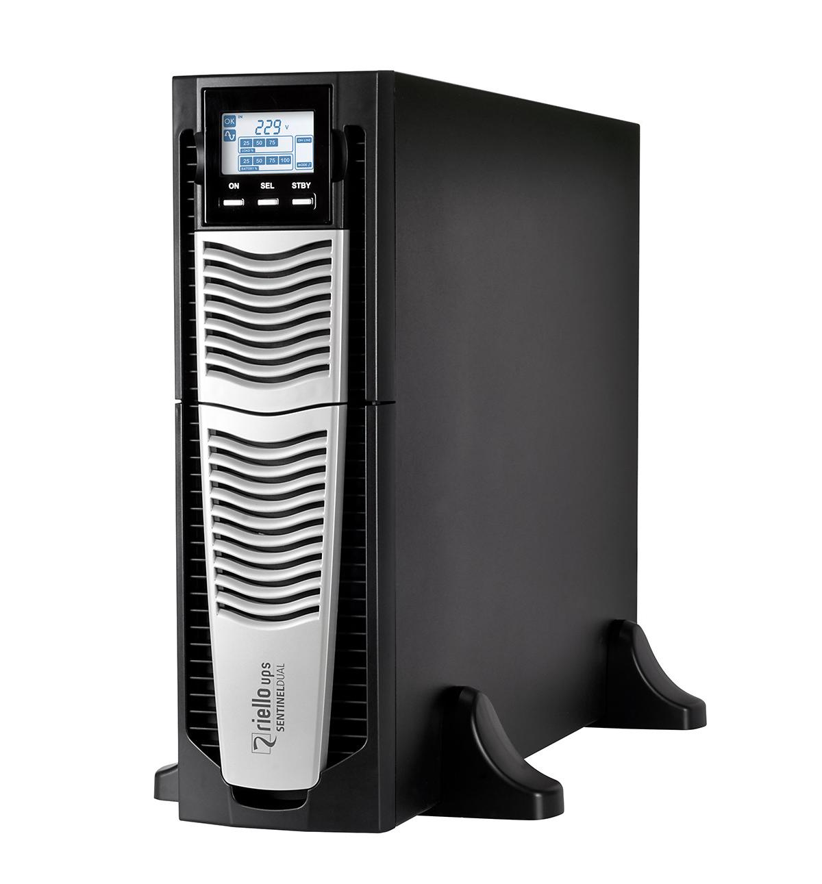SAI Riello negro con rejilla de ventilación y pantalla plateadas.