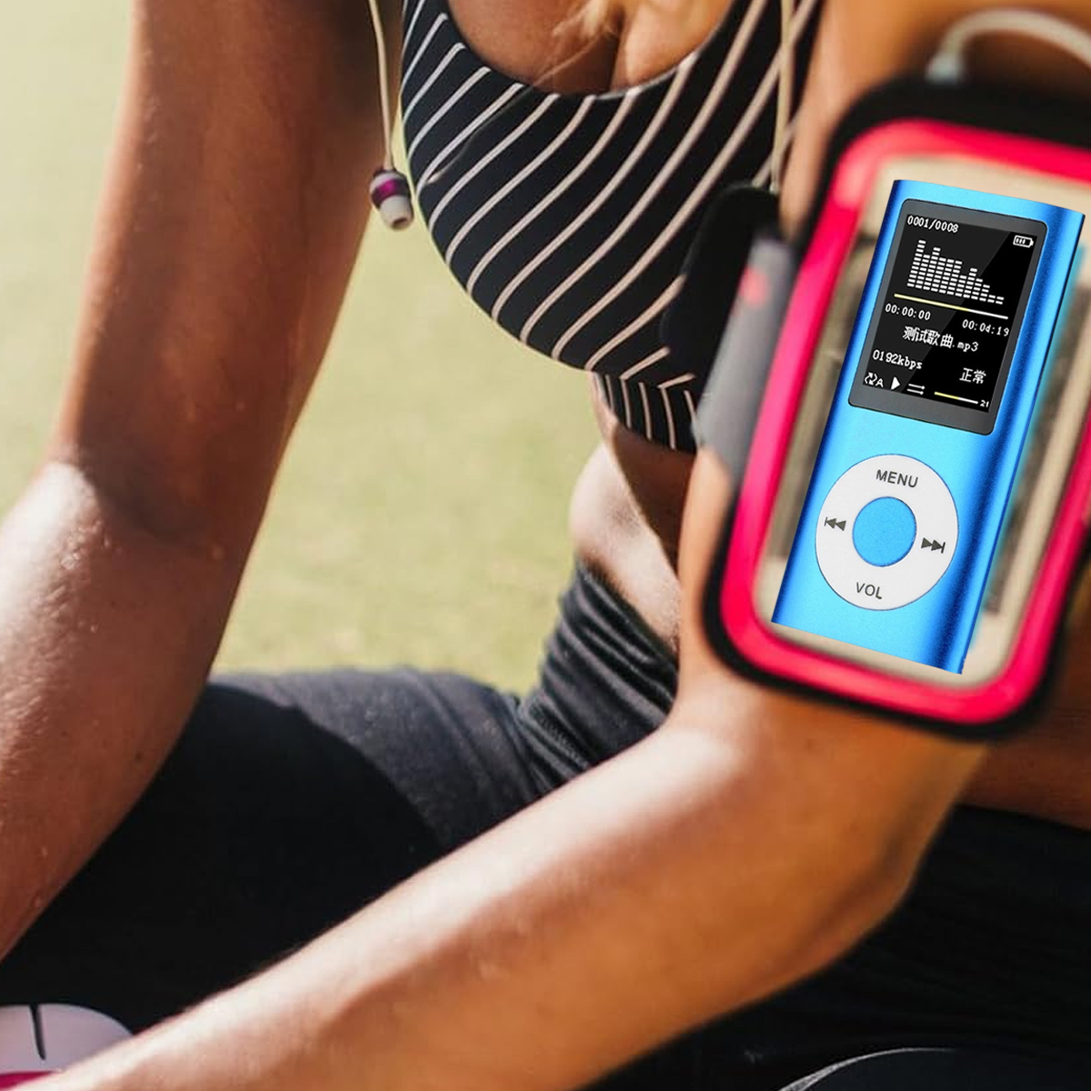 Eine Frau mit einem blauen MP3-Player am Arm, der in einer rosa Halterung steckt.