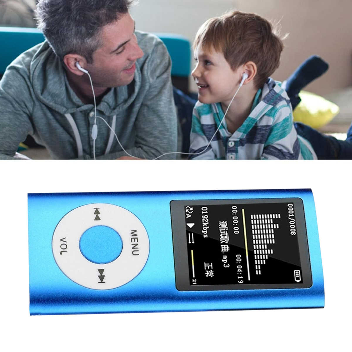 Mann und Junge mit Ohrhörern teilen einen blauen MP3-Player mit runder Menütaste.