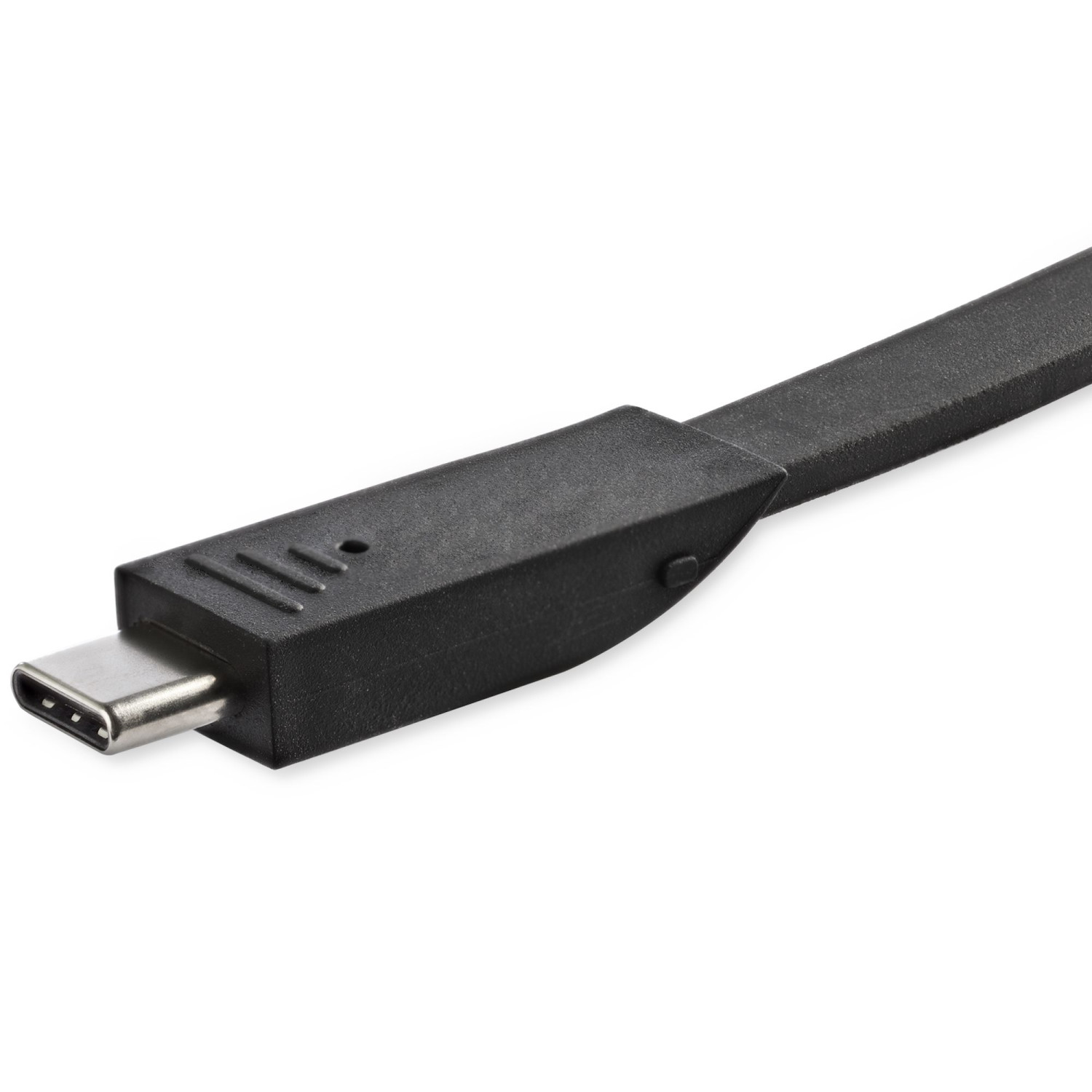 Primer plano de un cable USB-C negro con conector plateado sobre fondo blanco.