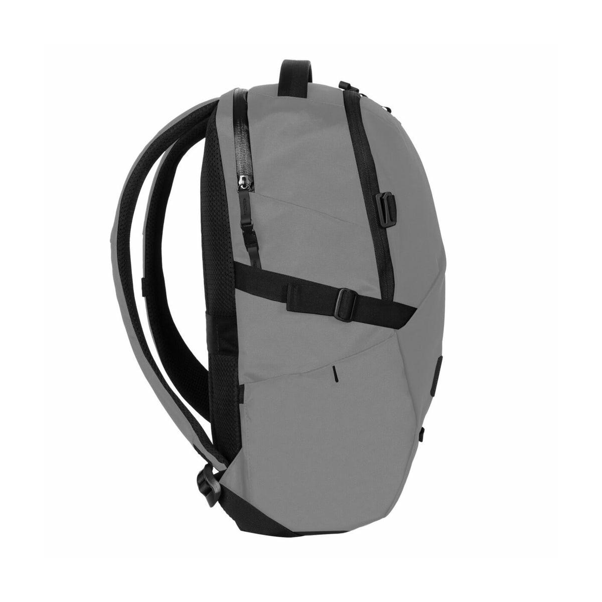 Grauer Rucksack mit schwarzen Gurten und Reißverschlüssen, Ansicht von der Seite.
