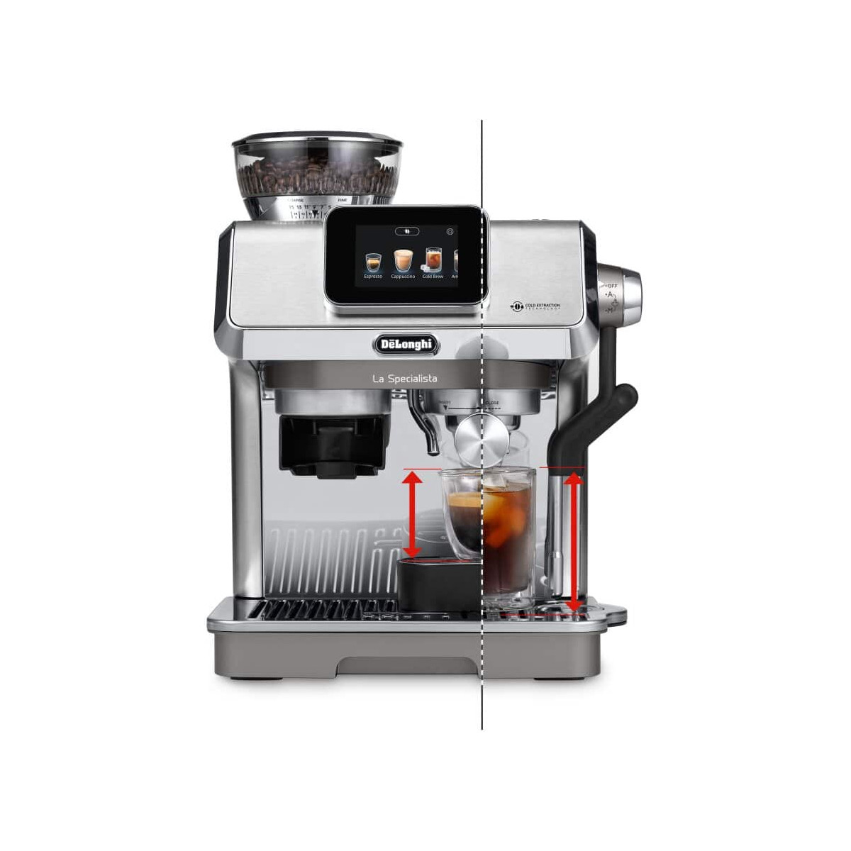 Gümüş renkli DeLonghi kahve makinesi, çekirdek haznesi, dokunmatik ekranı ve bir bardak buzlu kahvesi.