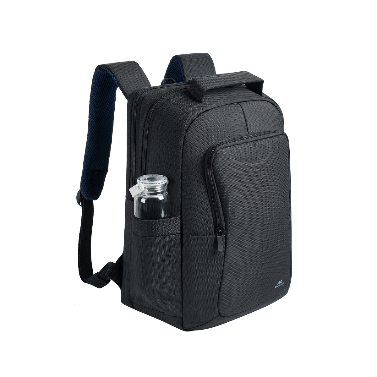 Schwarzer Rucksack mit klarer Wasserflasche in Seitentasche. Weißer Hintergrund.