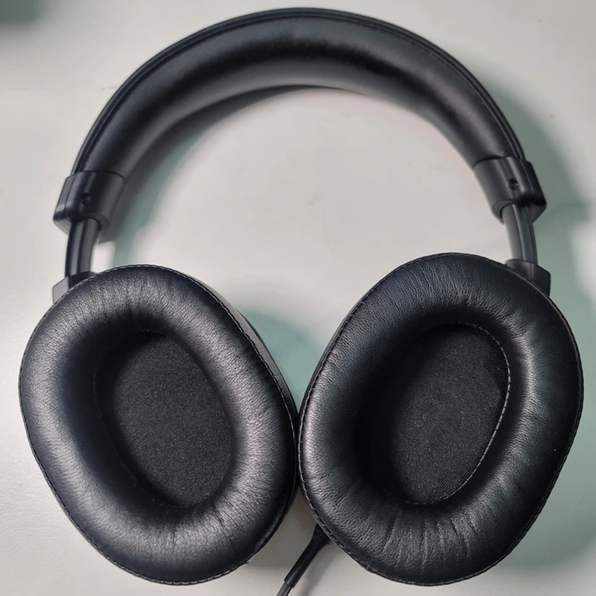 Schwarzer Over-Ear-Kopfhörer mit gepolstertem Bügel und Ohrmuscheln.