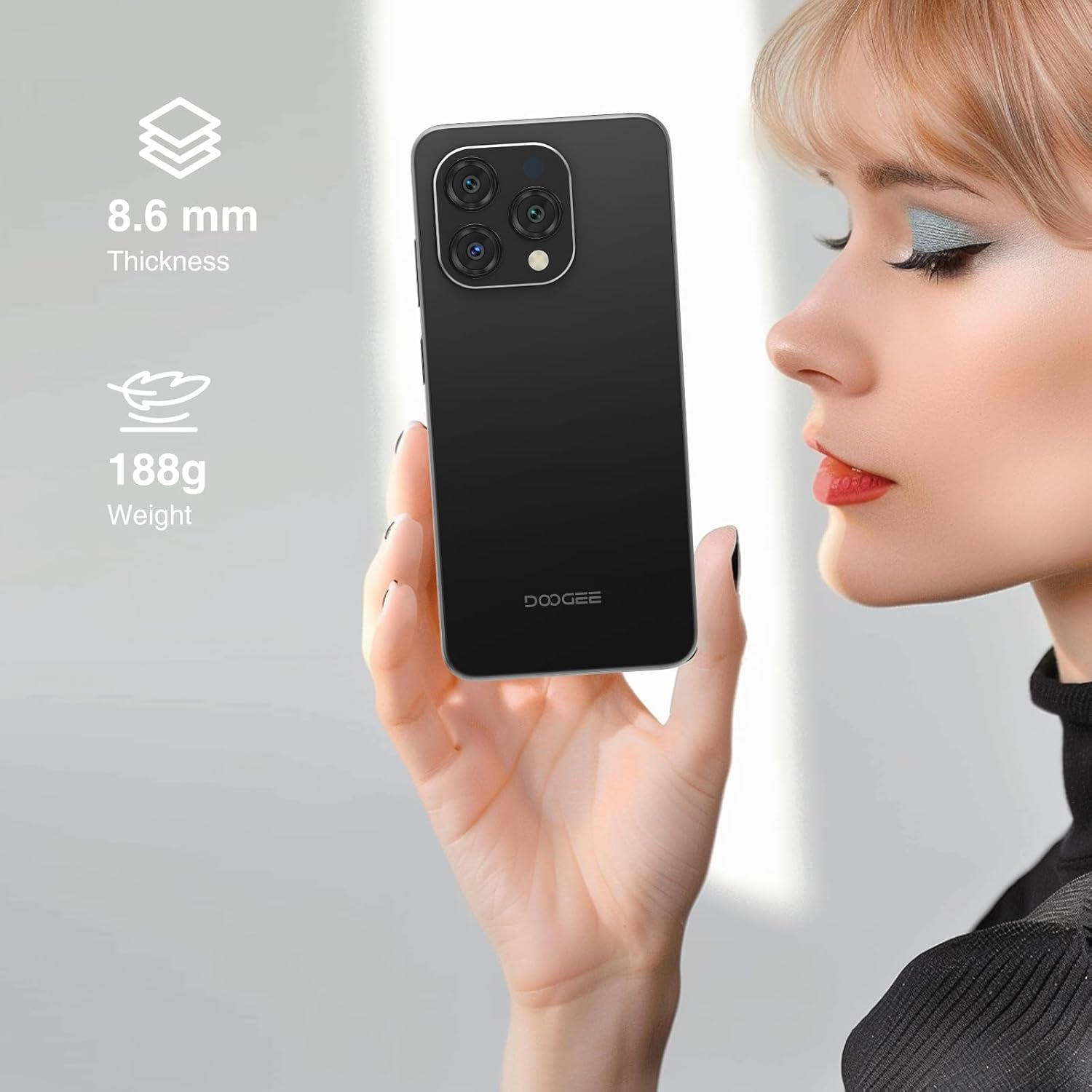Una donna tiene uno smartphone Doogee nero. Spessore 8,6 mm, peso 188 g.
