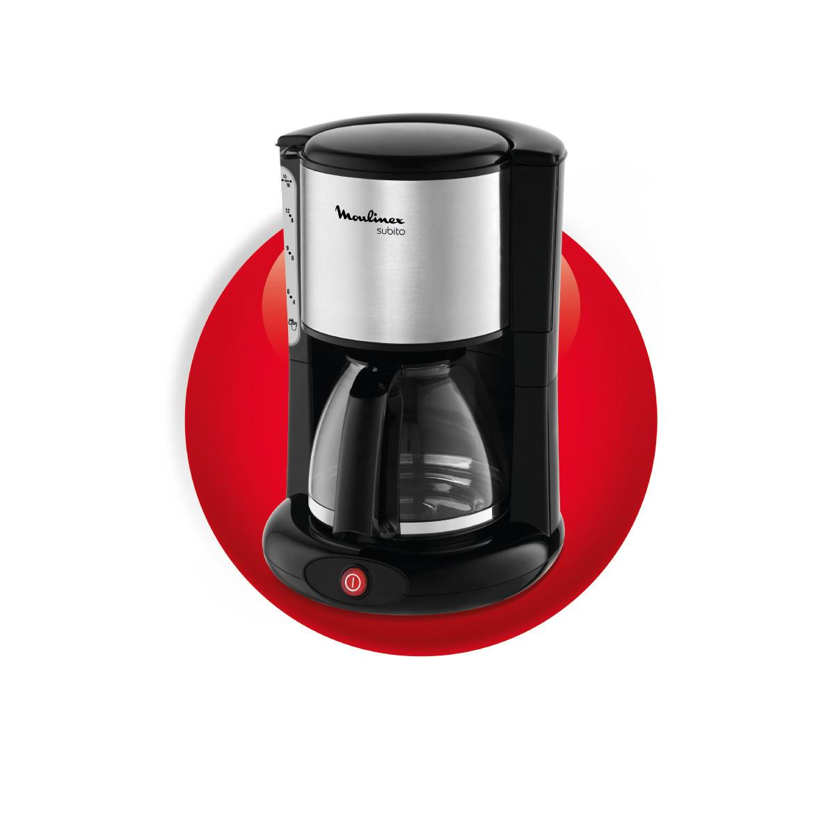 Caffettiera Moulinex nera con caraffa in vetro su sfondo rosso circolare.